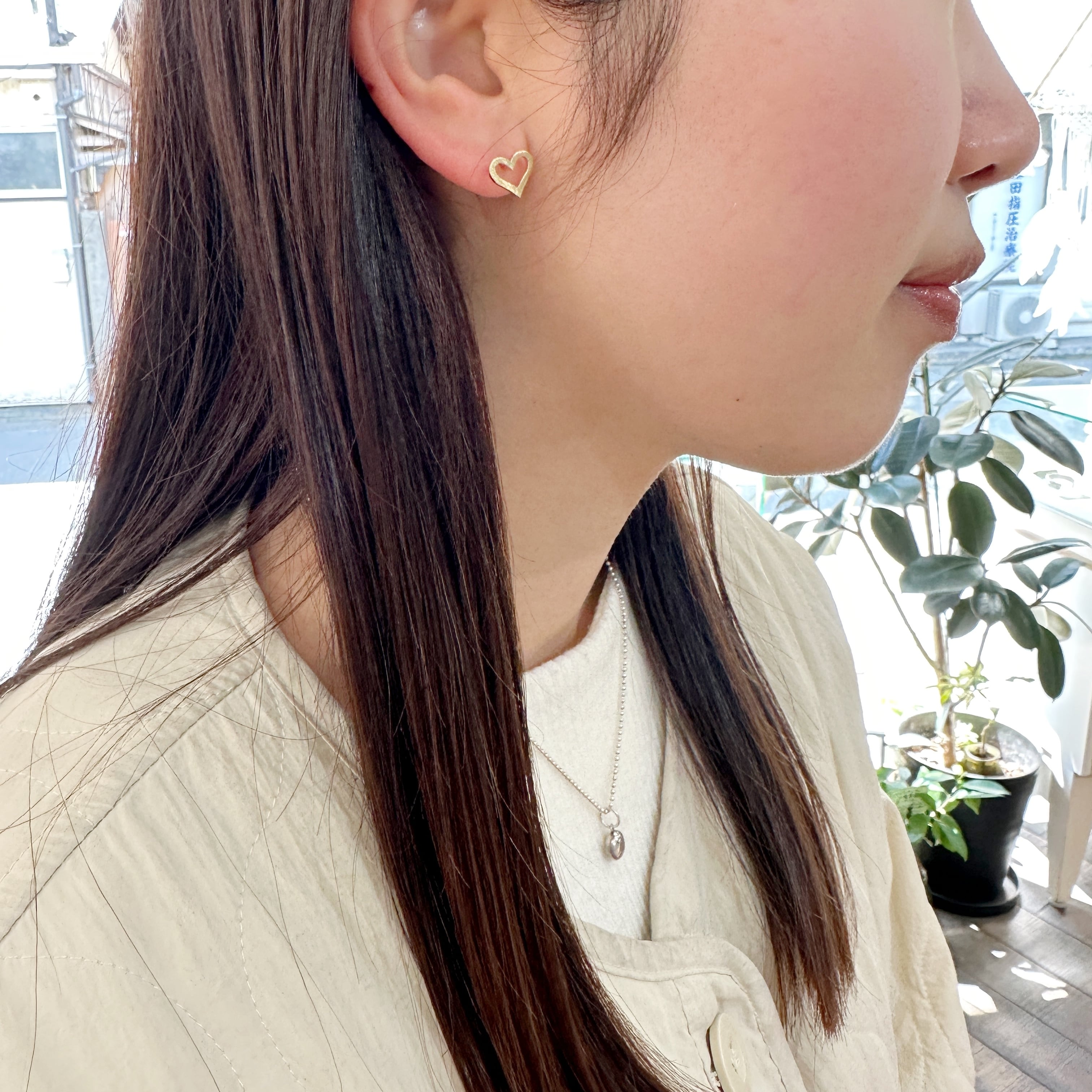 Gold Coating マットな ハート くりぬき スタッドピアス | 【公式通販