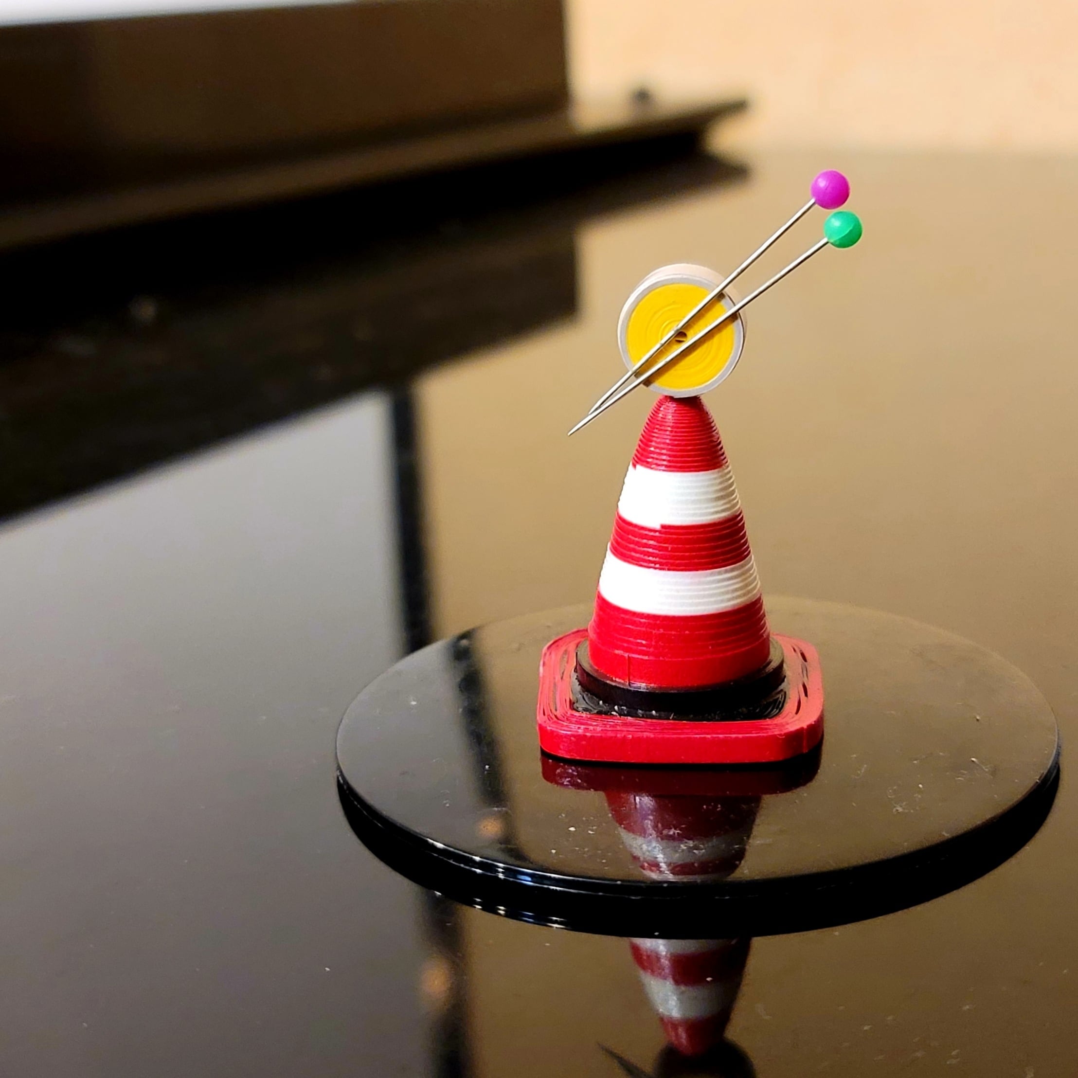 大型コーンを用いた飾りスタンド 大型コーンを用いた飾りスタンド