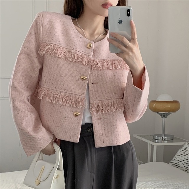 【着用レビュー】アウター レディース ジャケット S M L ピンク オフホワイト 2色 カラバリ 長袖 ショート丈 ゴールドボタン ノーカラージャケット シングルブレスト フリンジ 大人可愛い きれいめ シンプル 上品 エレガント おしゃれ フォーマル こなれ感 キュート ガーリー 通学 オフィス OL 学生 デート お出かけ 女子会 春 秋 記念日 入学式 卒業式 謝恩会 お呼ばれ 10代 20代 30代 40代 ママ 着回し 普段使い ファッション コーデ モテ 流行 きちんと感 高見え 送料無料
