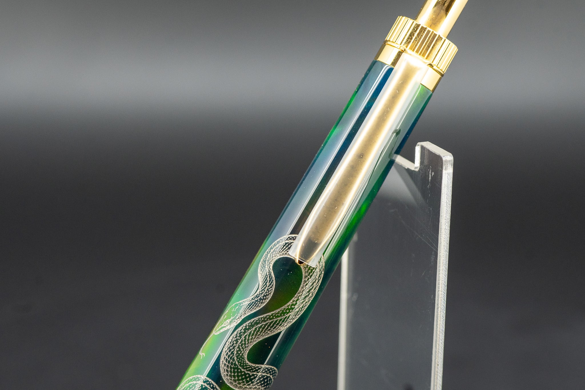 【科学技術と芸術の宝石】 ハイブリッドオパール 漆 蛇 gold BP