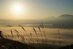 外輪山から見た日の出を迎える阿蘇の風景