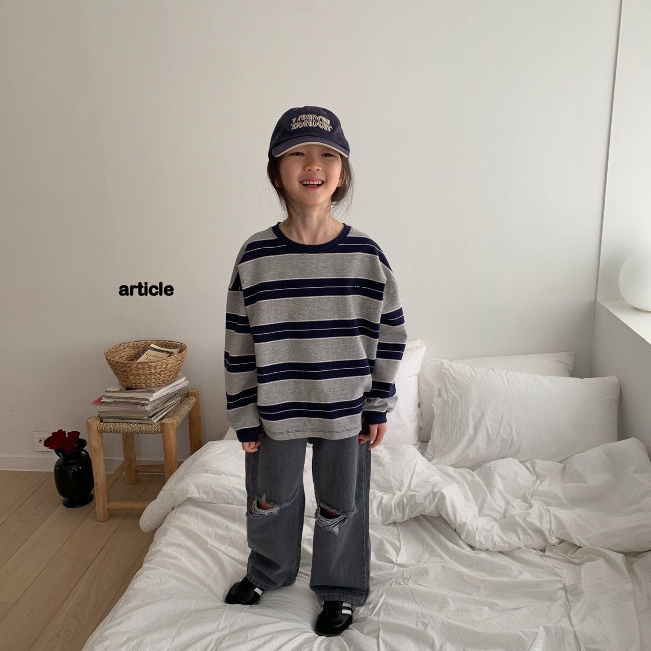 [article] Aile needlepoint sweatshirt +fee2 / [아티클] 에일자수맨투맨