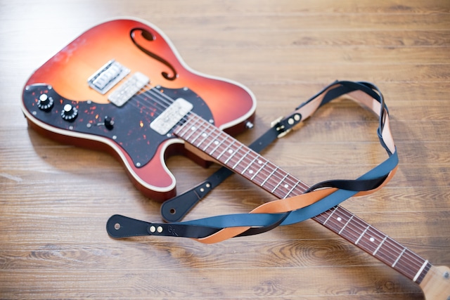 Courier - クーリエ - ／片手で長さを調整できるギターストラップ