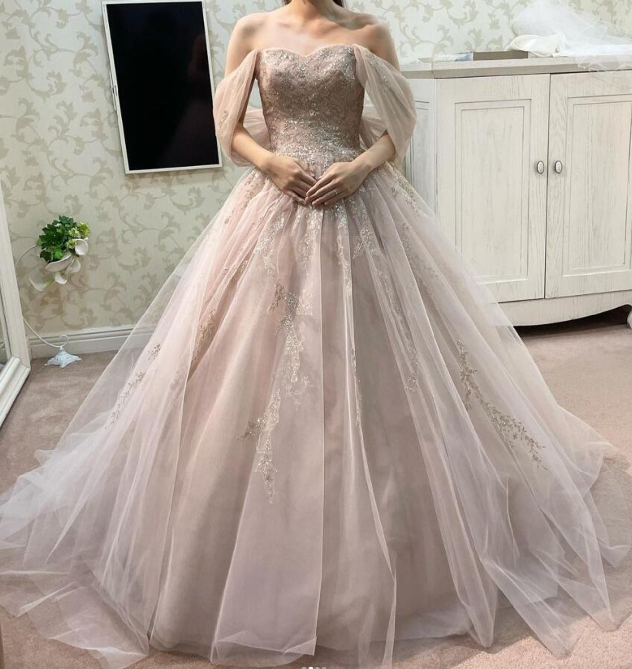 カラードレス キラキラ光る刺繍 薄桃色 オフショル チュールスカート  