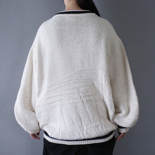 "犬×鳥"embroidery design over silhouette cotton sweater