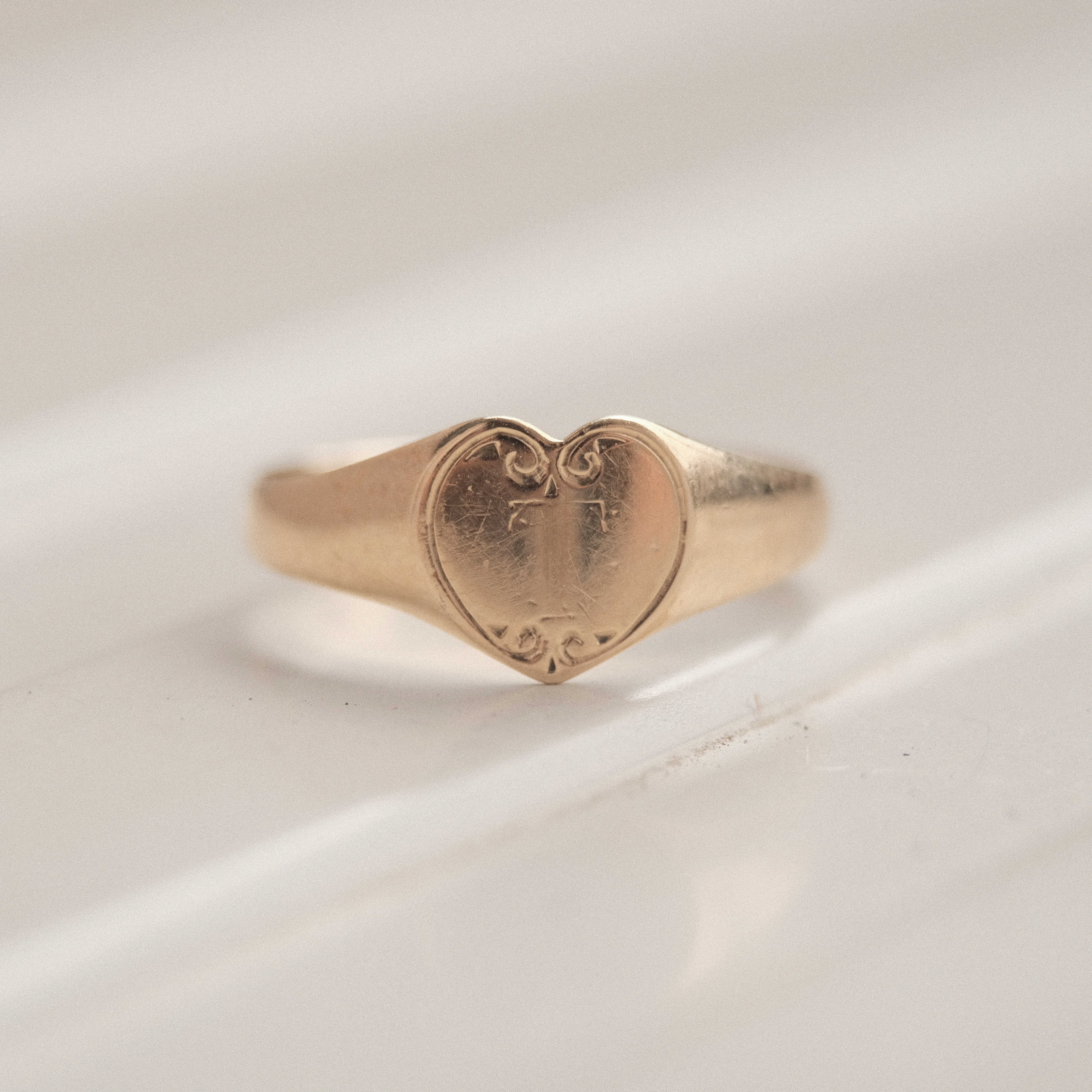 Vintage gold and onyx Playboy signet ring | H2 Vintage