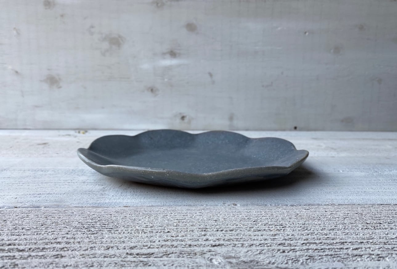 グレー釉 輪花皿 中 | 古谷製陶所
