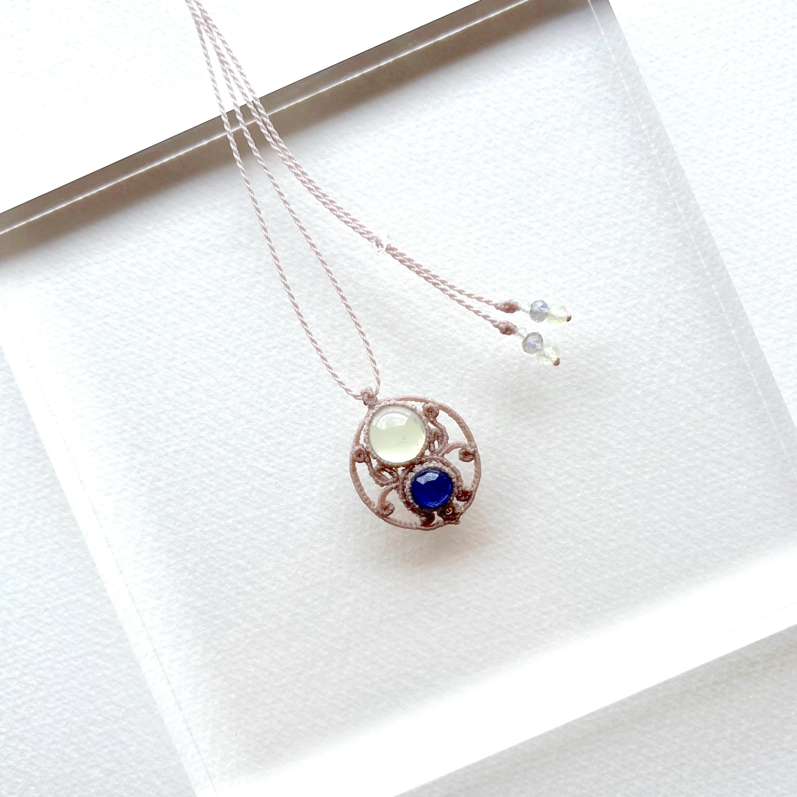 プレナイトとサファイアのマクラメ編み 天然石ネックレス