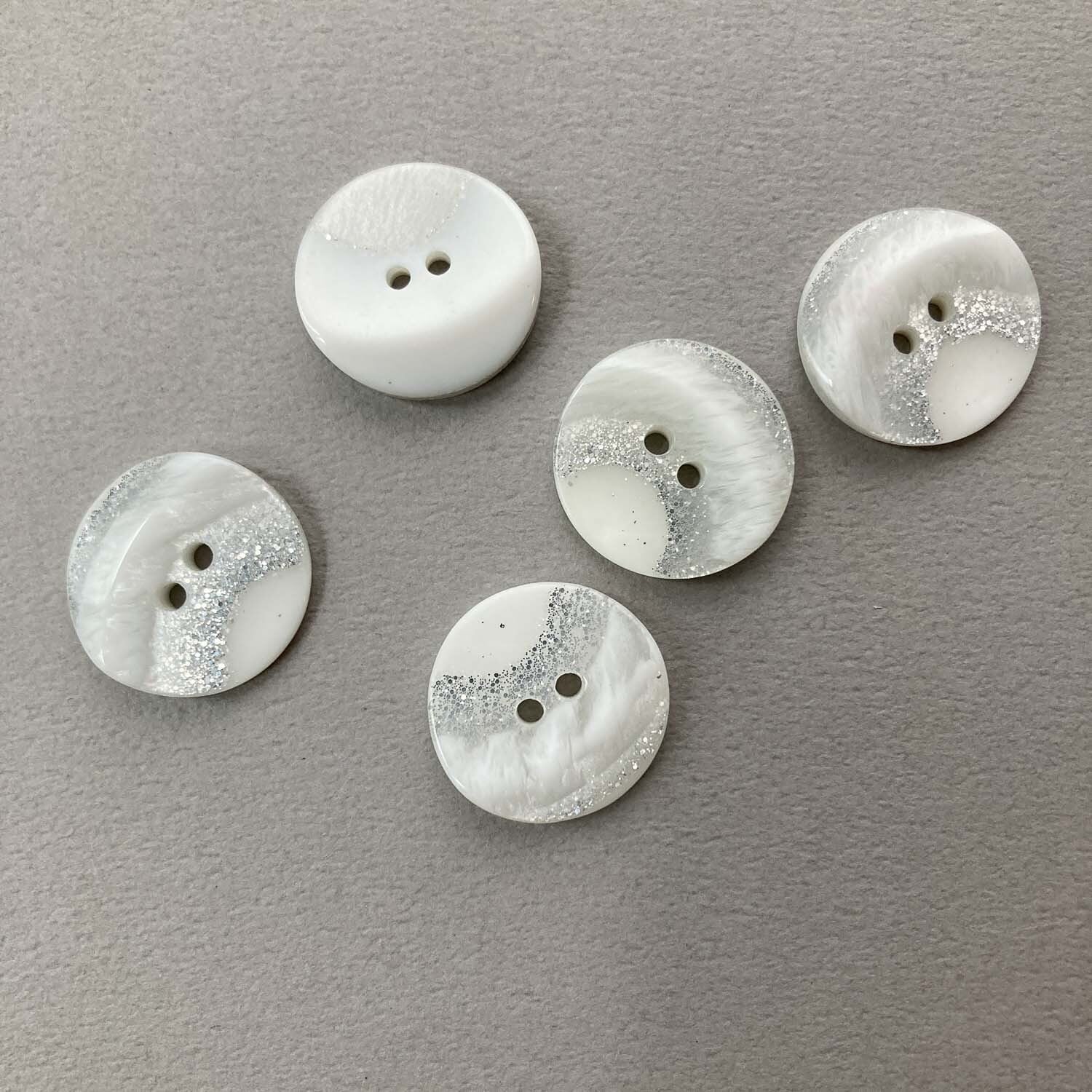 シルバーラメ凹凸ラウンドボタン（21mm） | Dua-アクセサリーパーツ