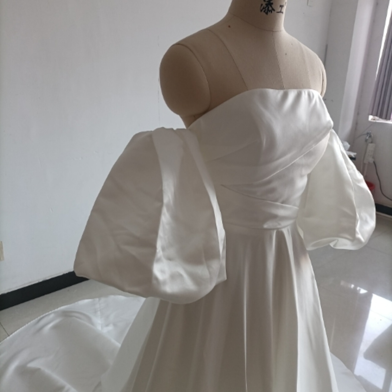 送料無料！人気上昇 オフショル ホワイト パーティードレス 二次会 前  