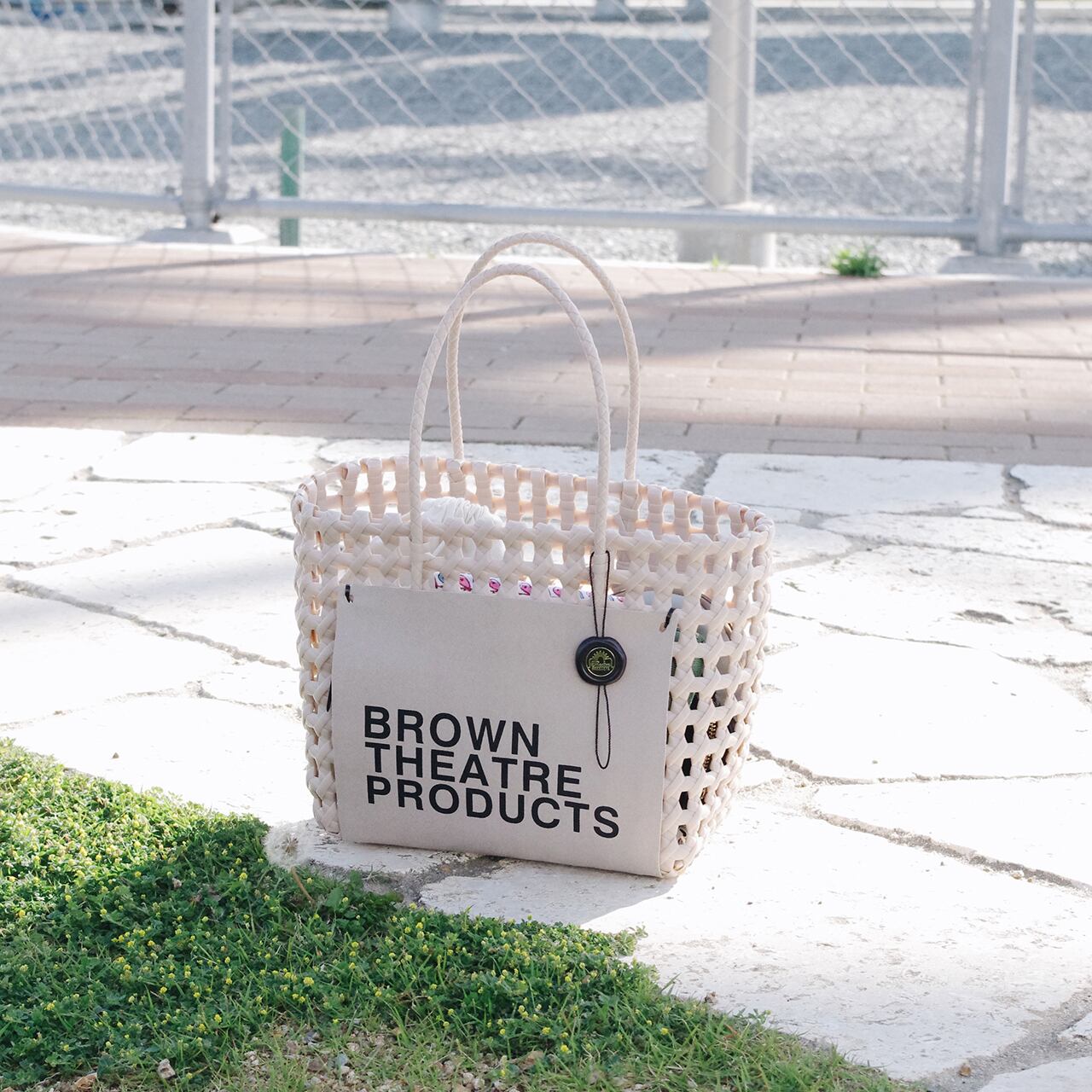 【THEATRE PRODUCTS】BROWN LABELED BASKET BAG (beige)
