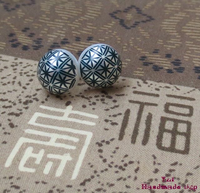 紺 1.2cm 和柄 菊 カボションのピアス | 休業中☽ ゆい ハンドメイド 