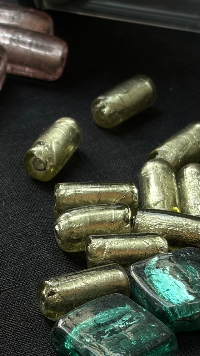 vintage ヨーロッパ製《ガラス　ビーズ》 マッチャMATCHA／約2cm×0.8cm　2個