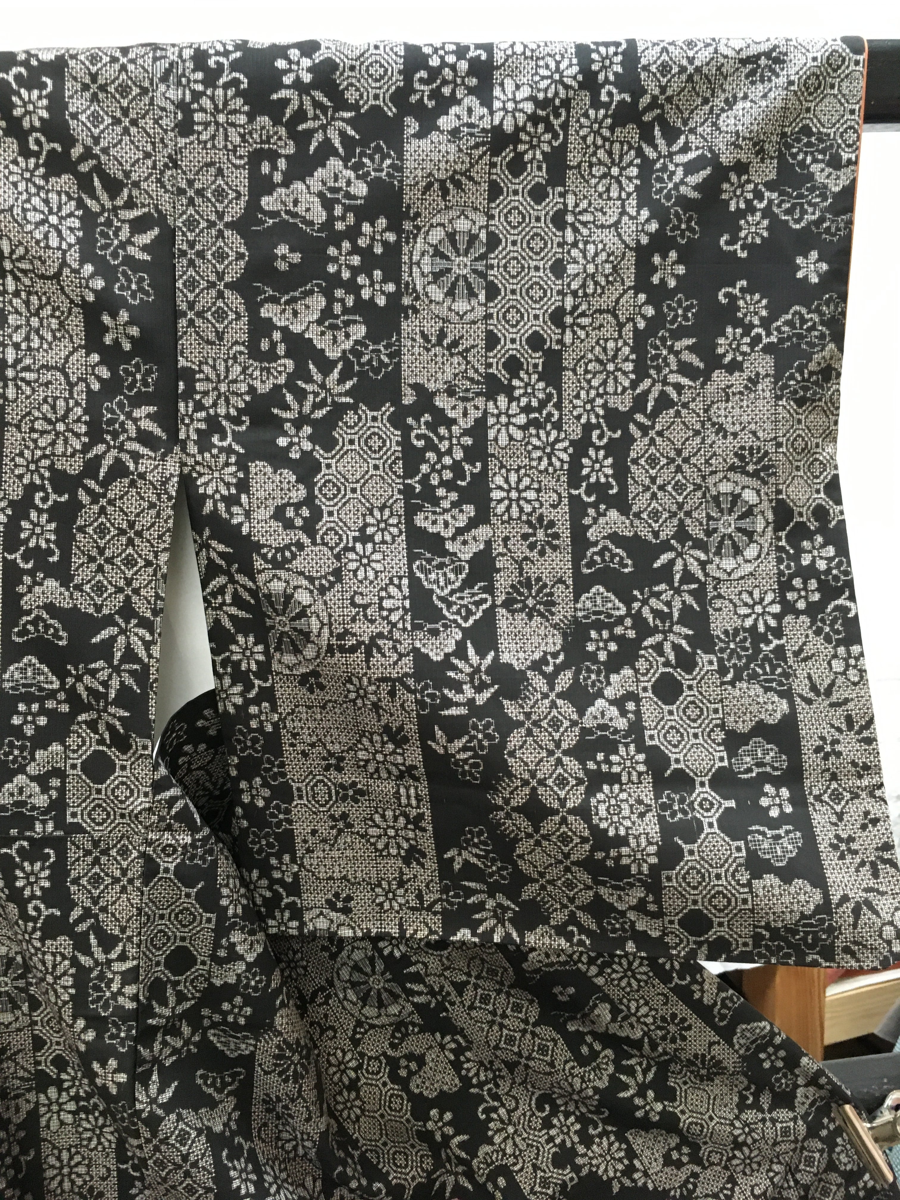 大島紬袷（黒地柄入縞）