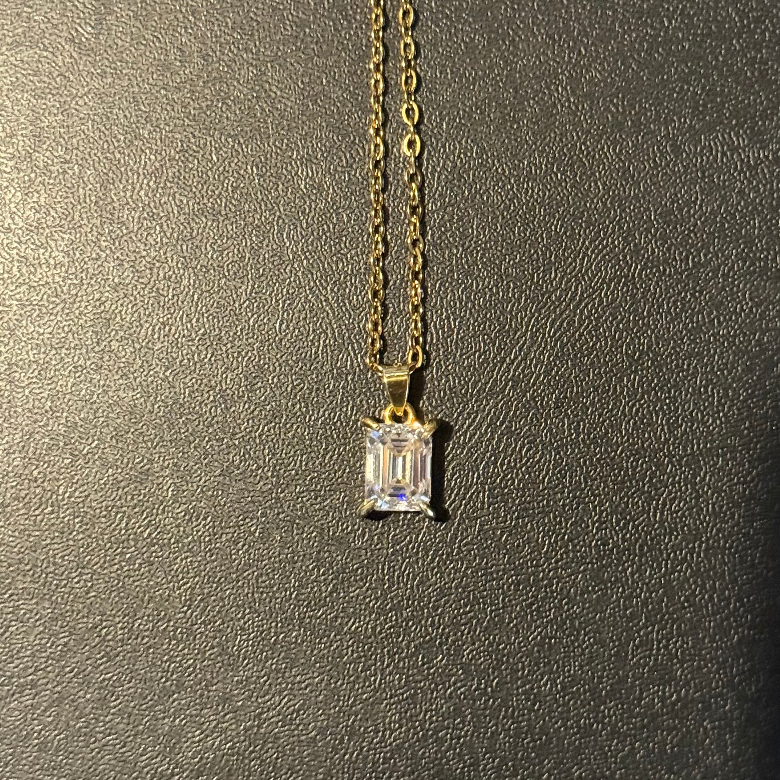 モアサナイト ネックレス〈2.0ct／8×6mm・Dカラー／エメラルドカット