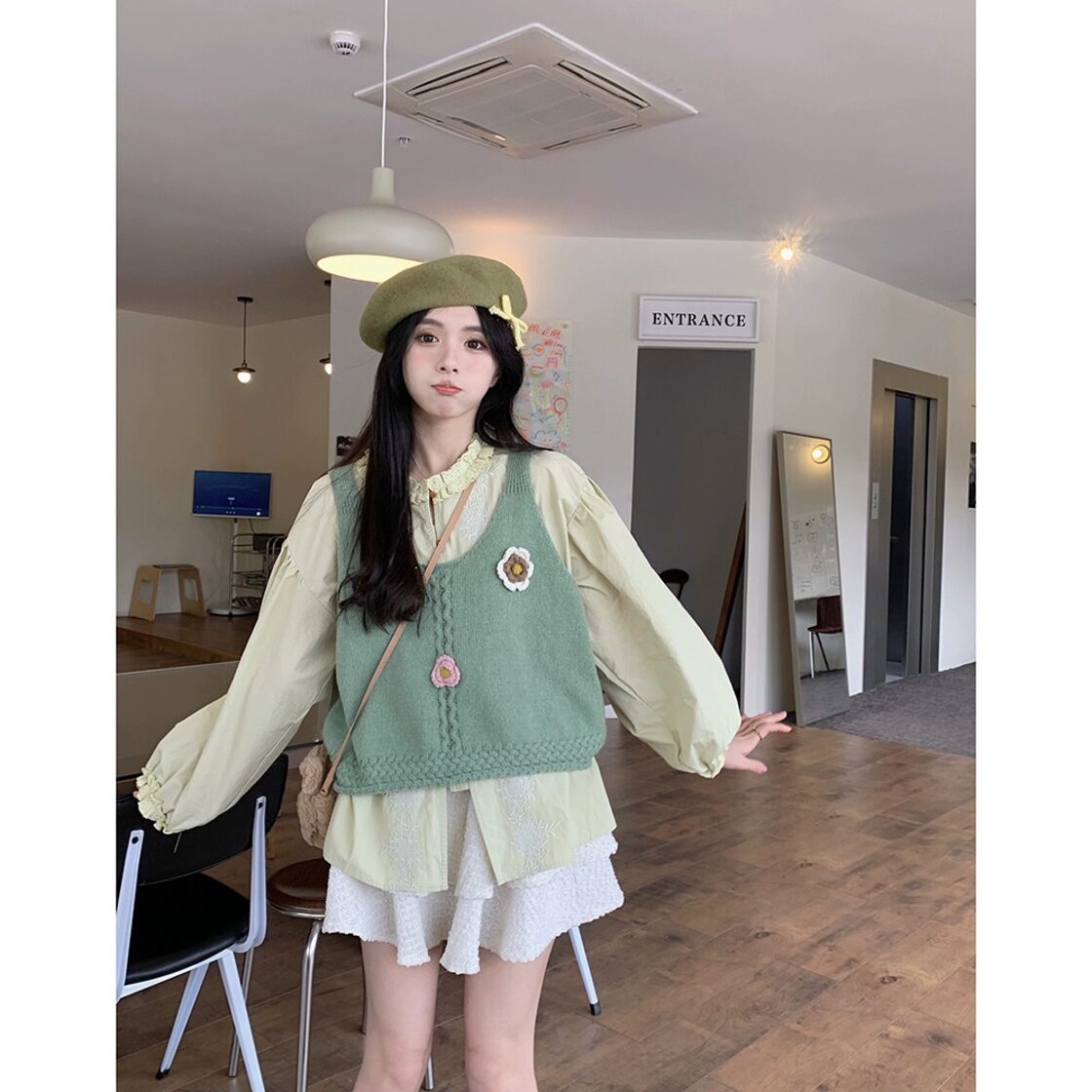 春の甘いスーツの女性ミントグリーンの立体花柄ニットベストと刺繍 