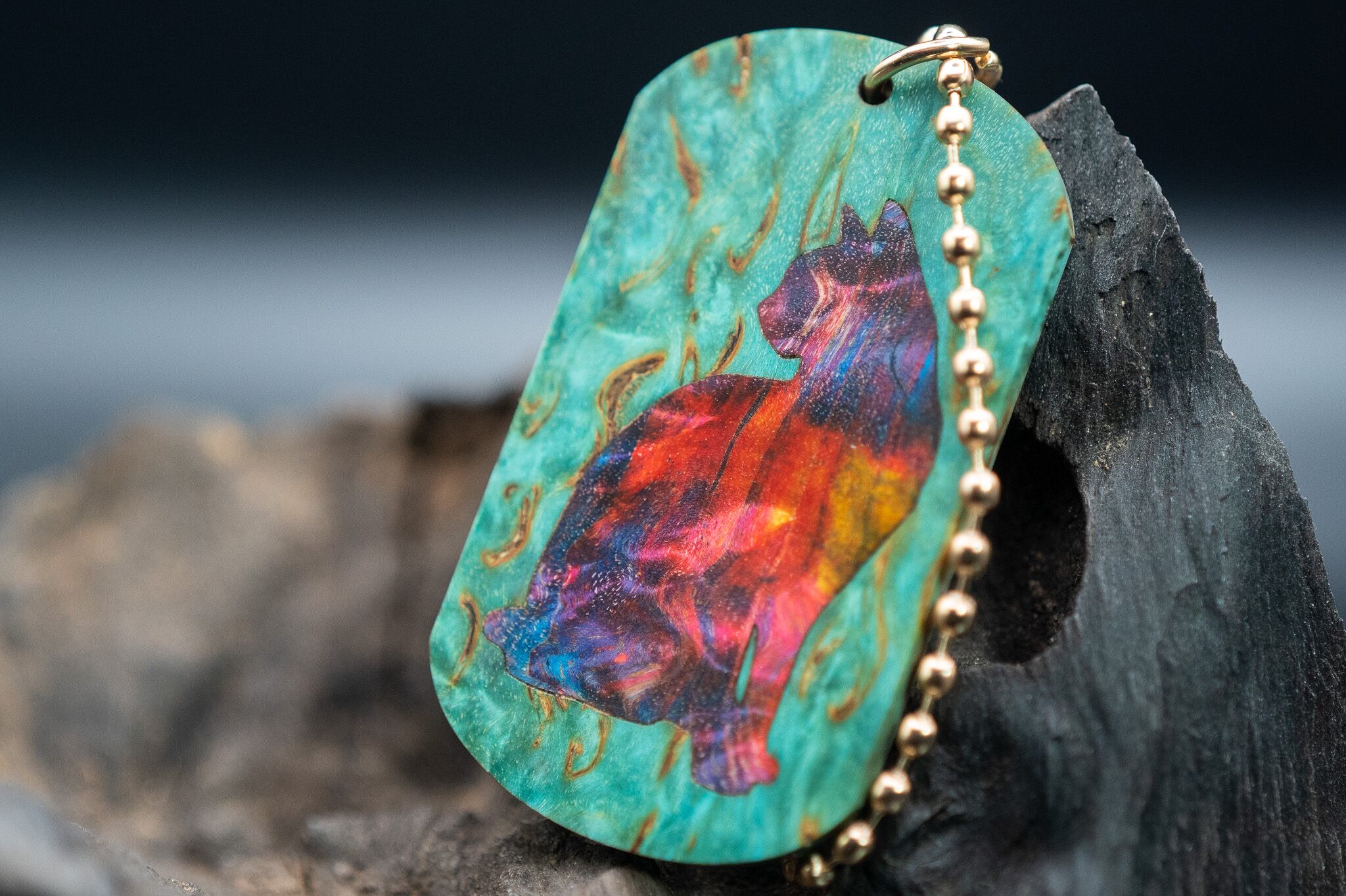 【翠玉】 マスールバーチ ドッグタグ象嵌 優雅に座る猫