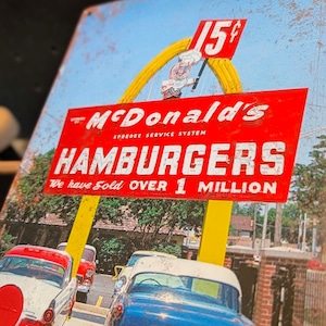 送料無料!ちょうどいいブリキ看板【 McDonald's( マクドナルド )】『 デスプレーンズ フランチャイズ1号店 』METAL SIGN / メタルサイン / ブリキ看板 / サインボード / ビンテージ加工 〚アメリカン雑貨 アメトイ〛