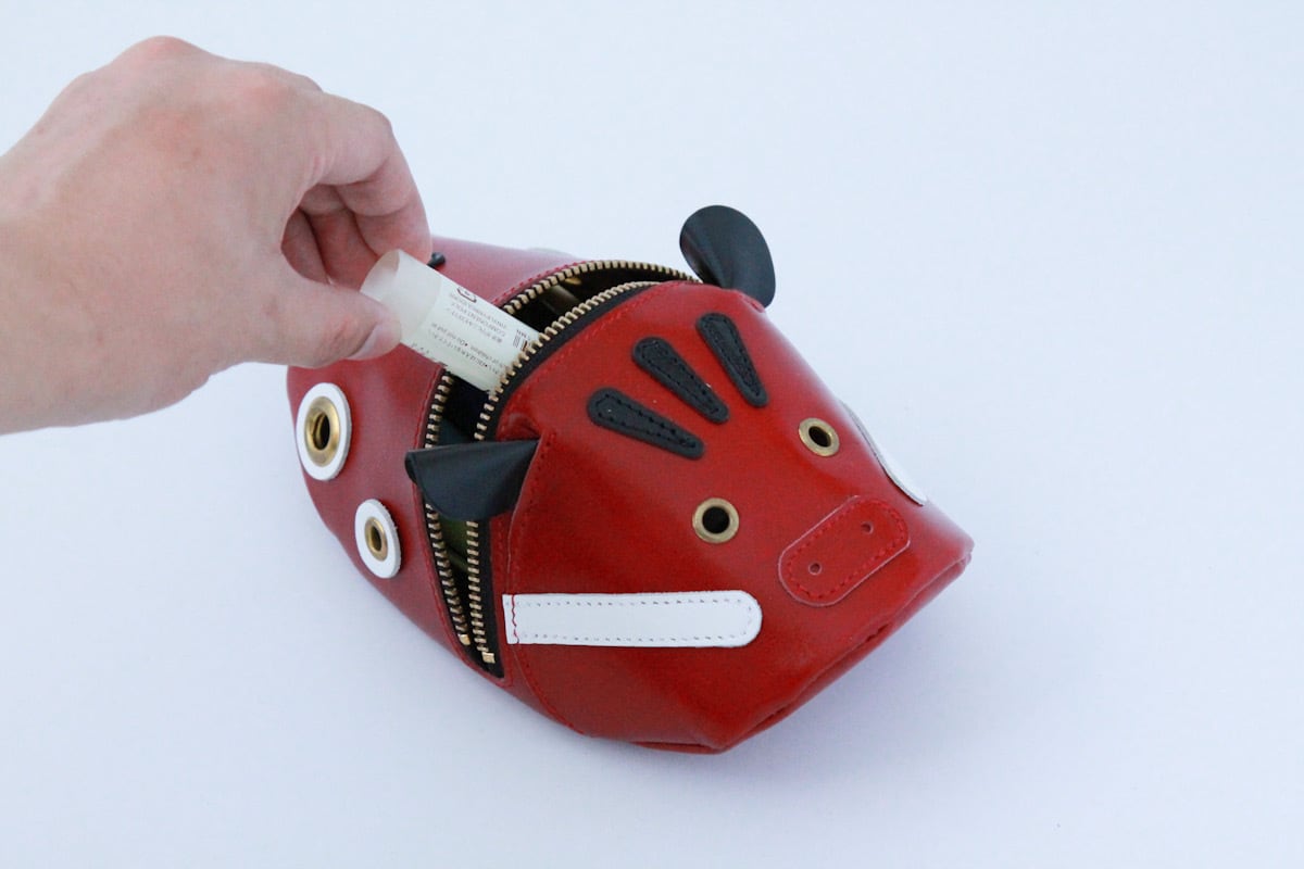 赤べこポーチ 革製品　かばんばか 体がユラユラ揺れる【赤べこポーチ】 | かばんばか