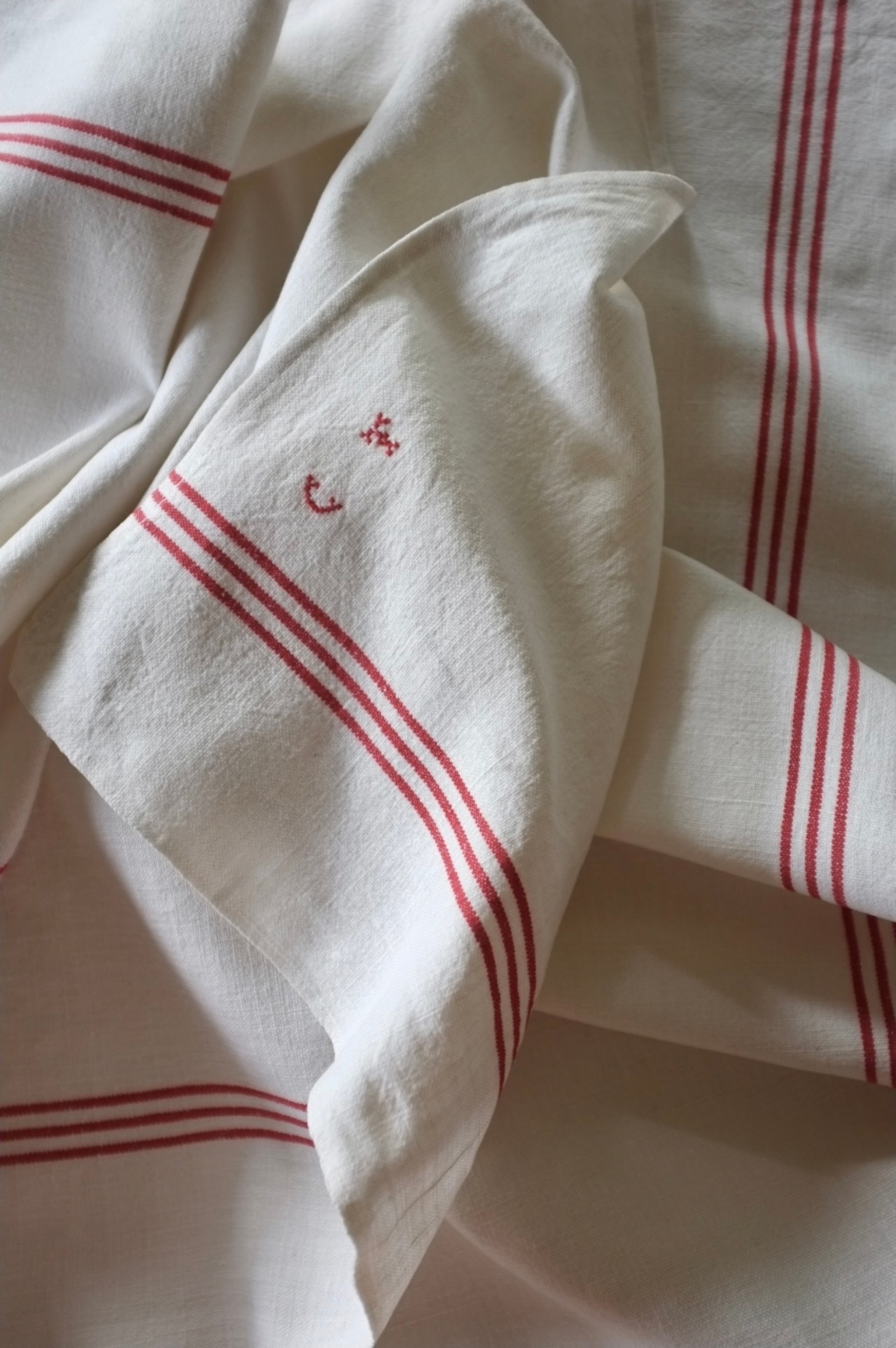 フランスアンティーク 74c 3本のルージュの主張とモノグラムのあるリネントーションa