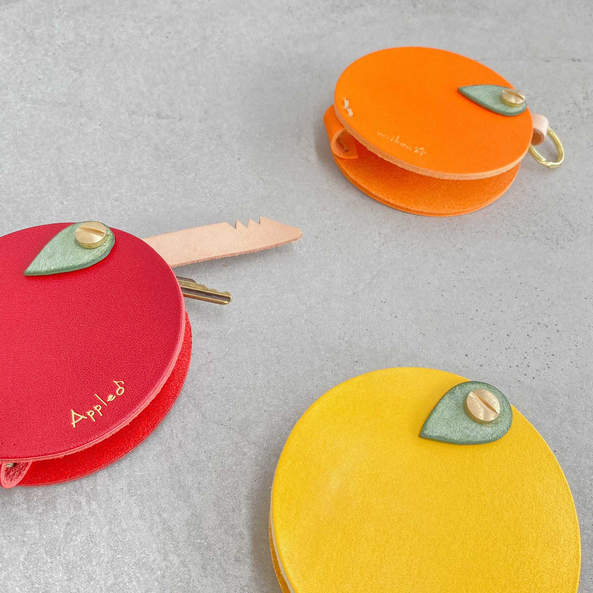 フルーツデザインの本革スリムキーケース《名入れ対応》 | calmeleather