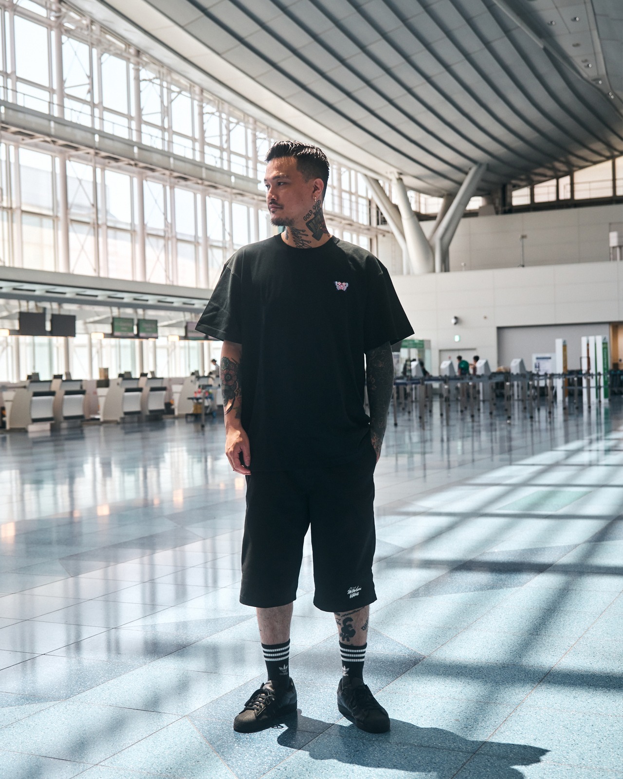 蛾虎刺繍Tシャツ7.1オンス(ブラック)