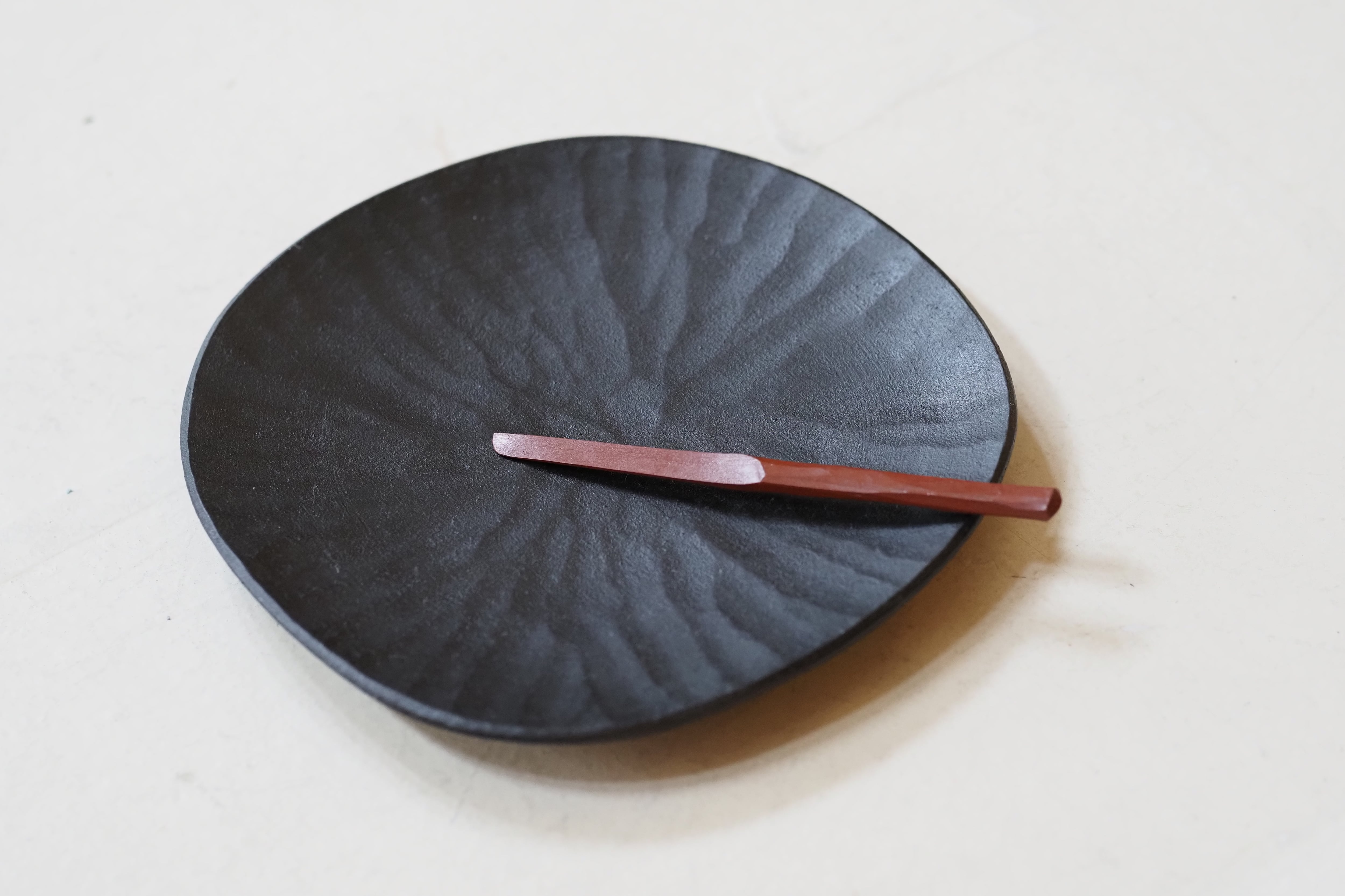 富井貴志 41.黒い朴の皿 | 陶屋なづな