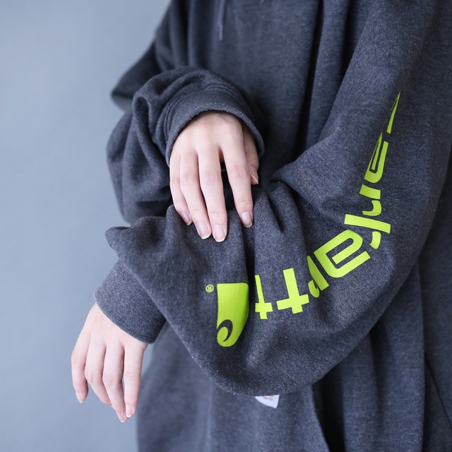 "Carhartt" sleeve logo printed over silhouette dark gray sweat parka