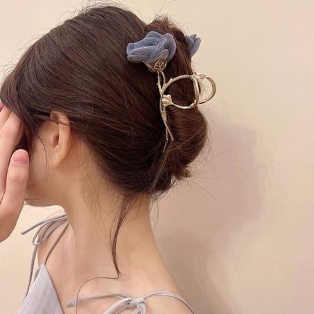 優しいグラデーション色の薔薇ヘアクリップ☆ハンドメイド手編みクリップバラ 優しいグラデーション色の薔薇ヘアクリップ☆ハンドメイド手編み