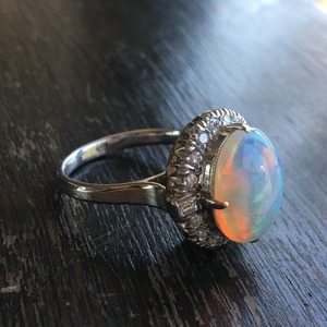 ヴィンテージ PTホワイトオパールにダイヤ取り巻きリング