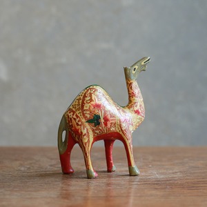 鮮やかな模様が美しい、木製のラクダ 2