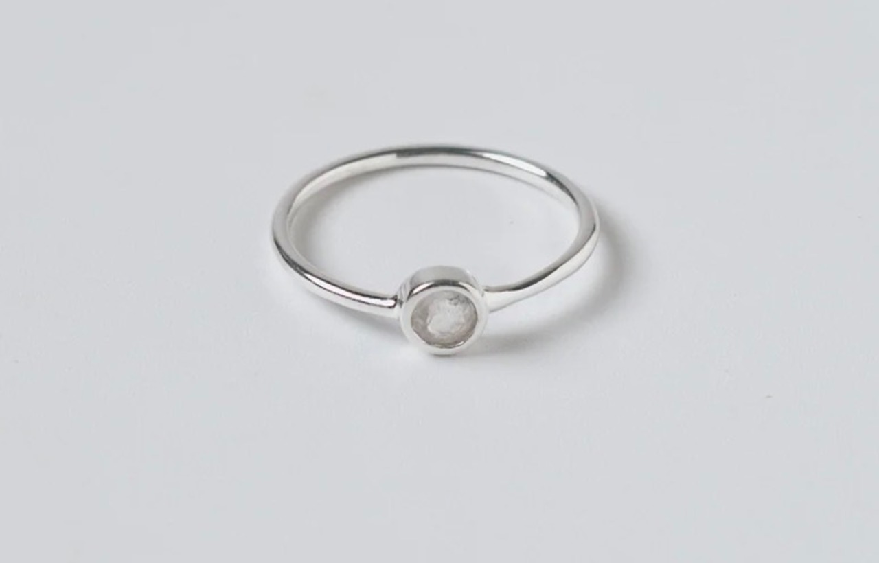 r082 SMALL RAINBOW MOONSTONE RING