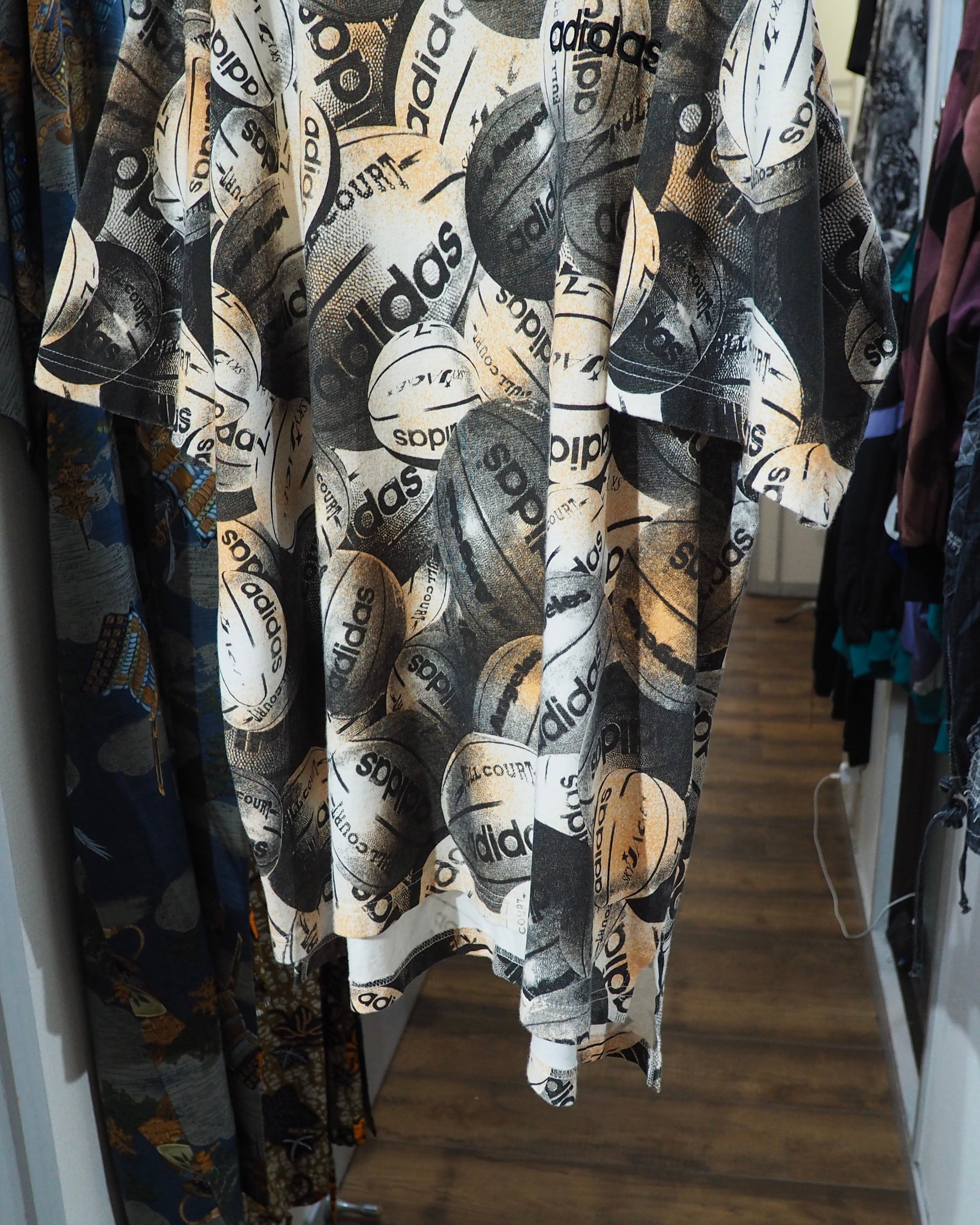 1990s ” Old adidas ” Many Many Basketball printed vintage loose SS Tee