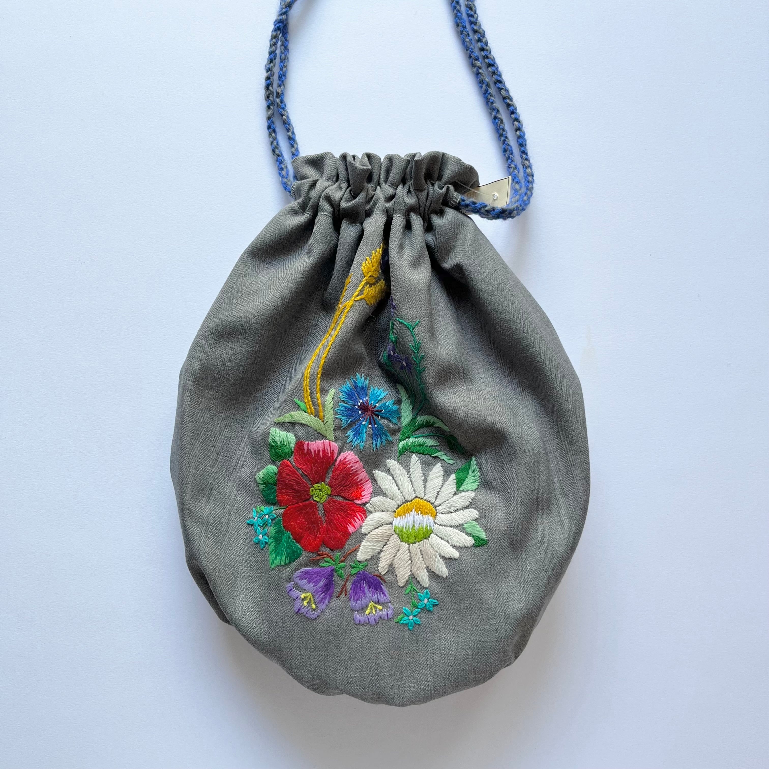 エストニアの伝統刺繍巾着バッグ(ムフ刺繍）