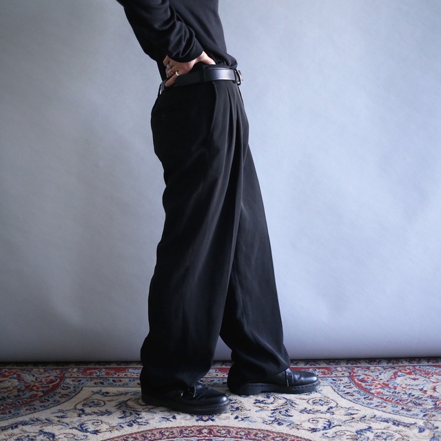 2-tuck tapered silhouette black wide slacks