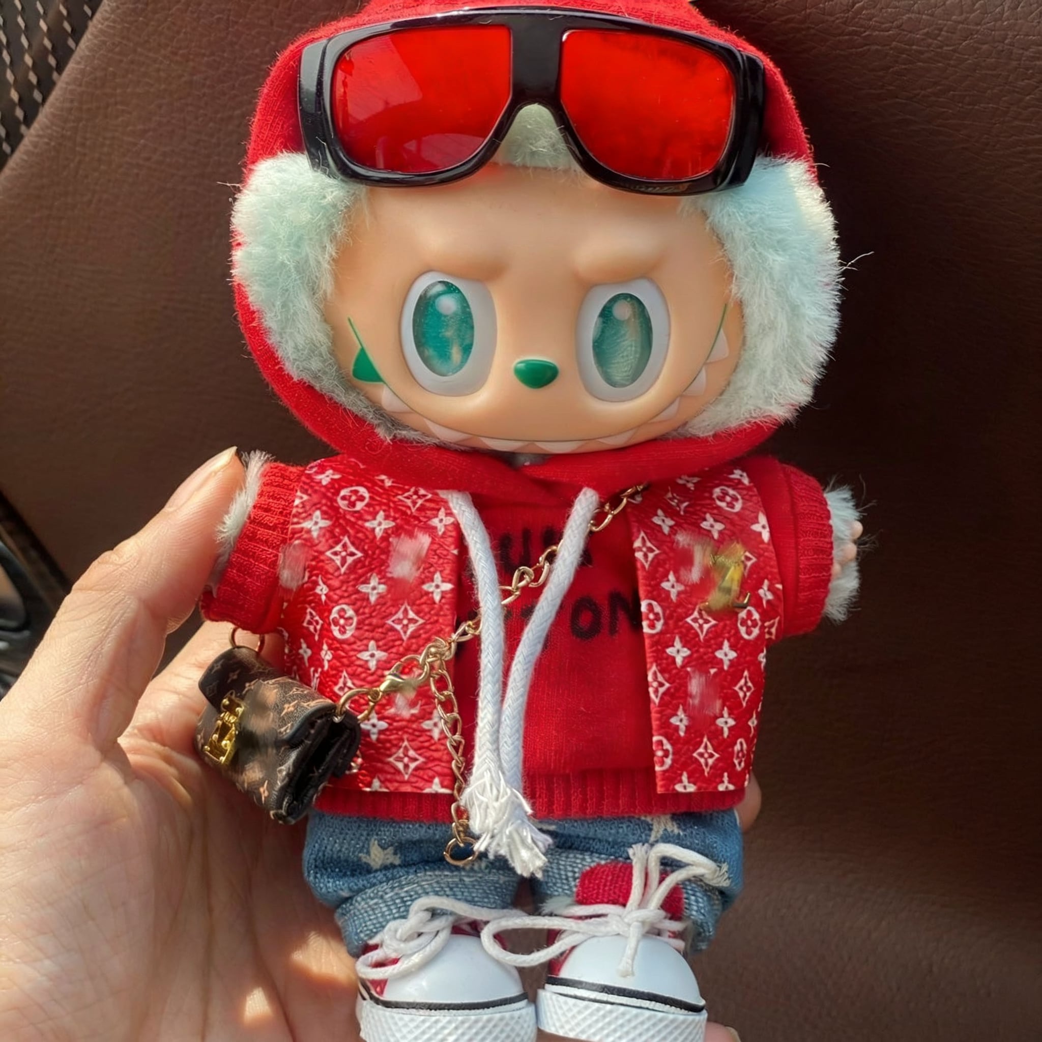 赤で差がつく!Labubu ラブブ カジュアルコーデ 15-17cm 可愛くてクールな着回しファッション the monsters クール カッコ良さ