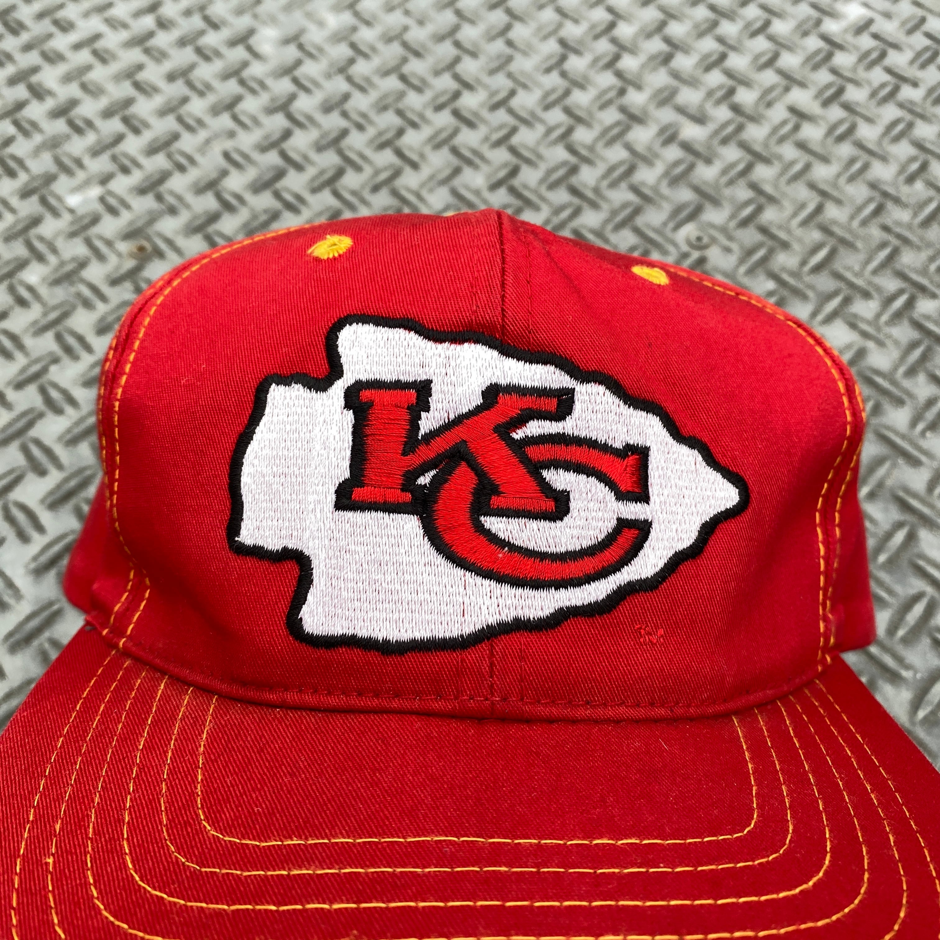 海外限定のチーフスの赤いバージョンです。 Kansas City Chiefs Red Cap Yellow Stitch | RIVERSIDE BASE