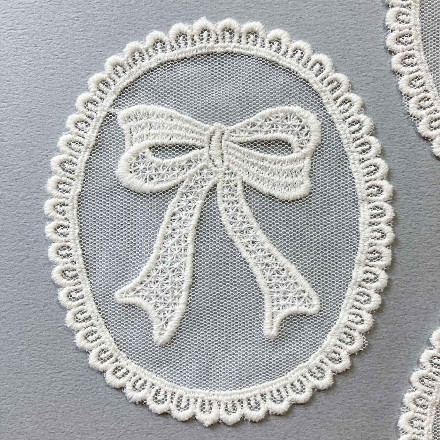 オーバル縁付きリボンモチーフレース（ステッチ柄） | Dua