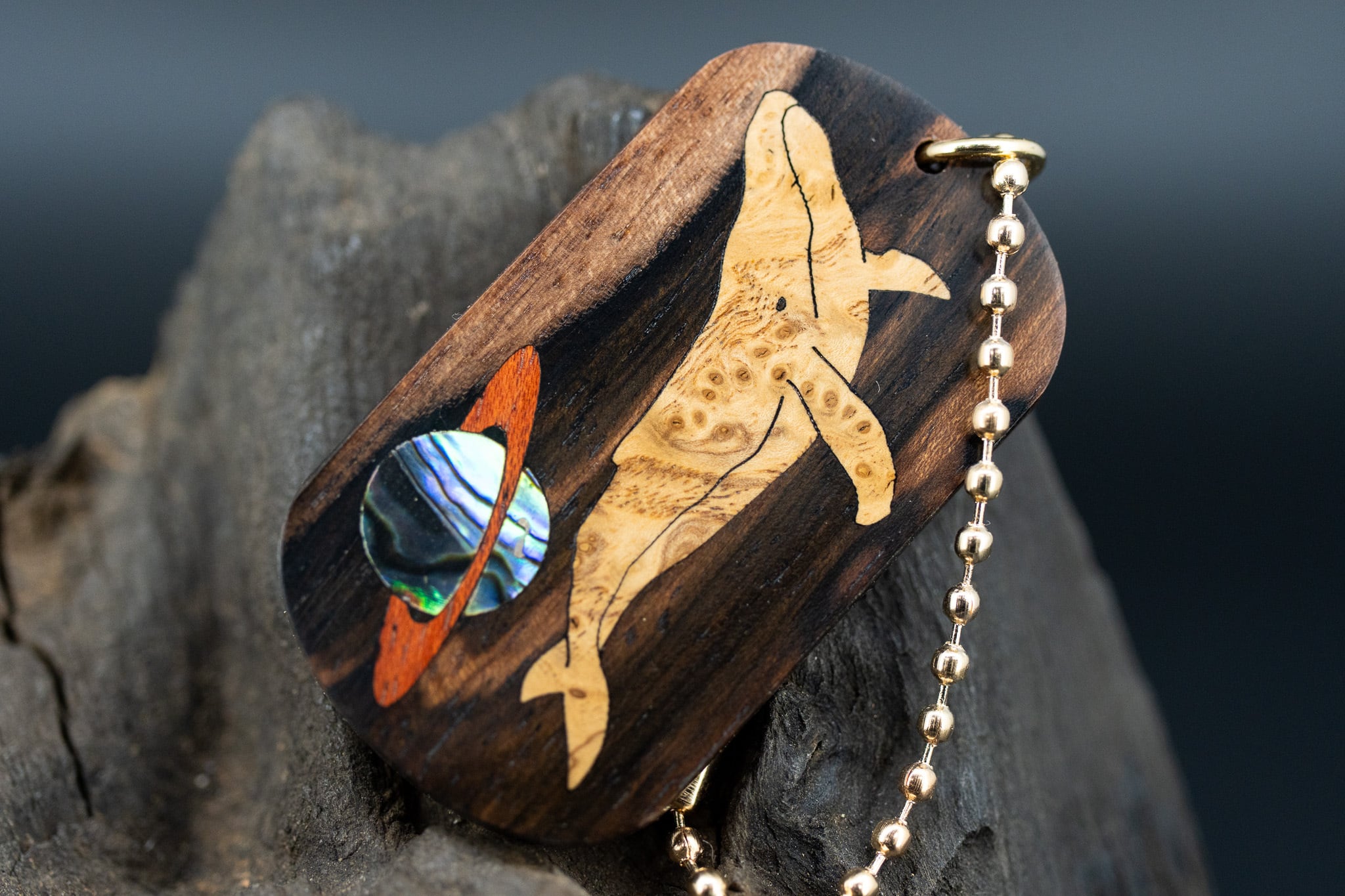 【 染色の美 】 ムンエボニー ドッグタグ 象嵌 勇魚と惑星