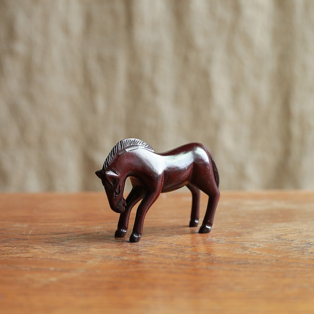 小さくてスレンダーな馬 R