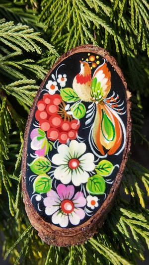 ウクライナ伝統絵画 ペトリキウカ塗り 木製ブローチ（ホメンコ作）