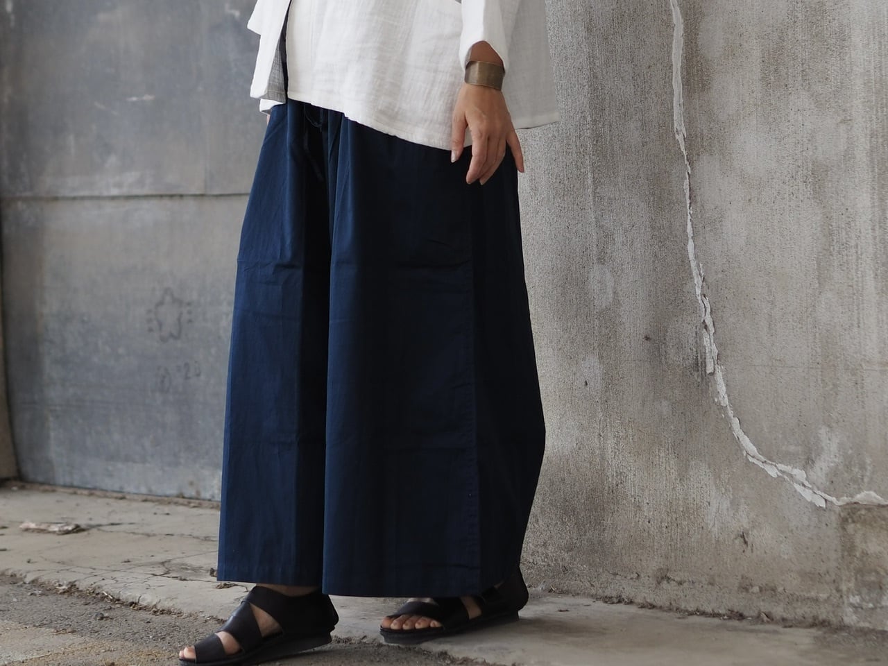 コットンサテンのワイドパンツ/《ネイビー》《ブラック》 | isica