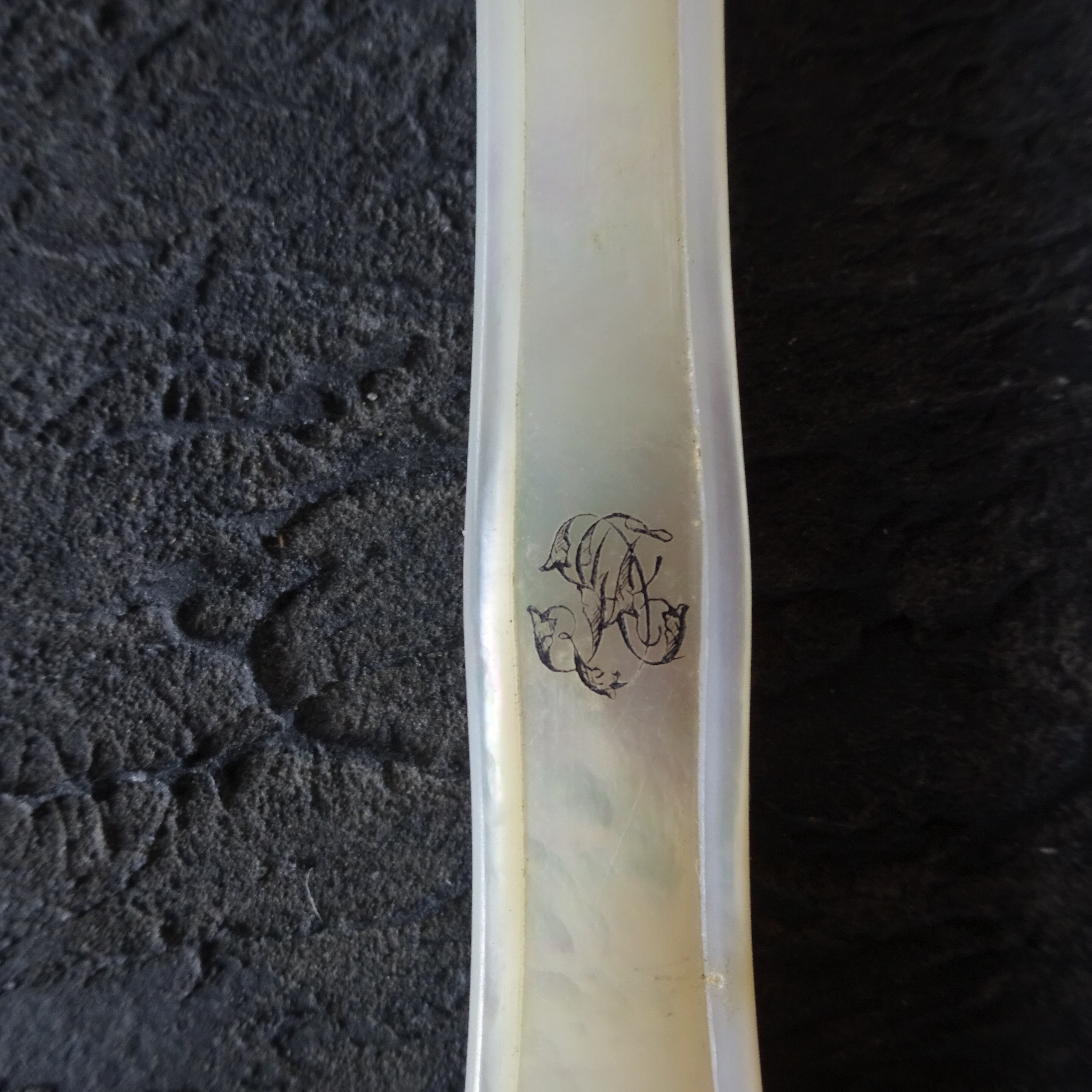 Couteau de table ancien manche en nacre chiffre et virole argent (G)