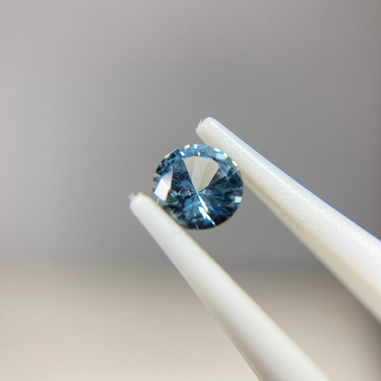 丸いスピネル  約3.3*2.1mm r-0616
