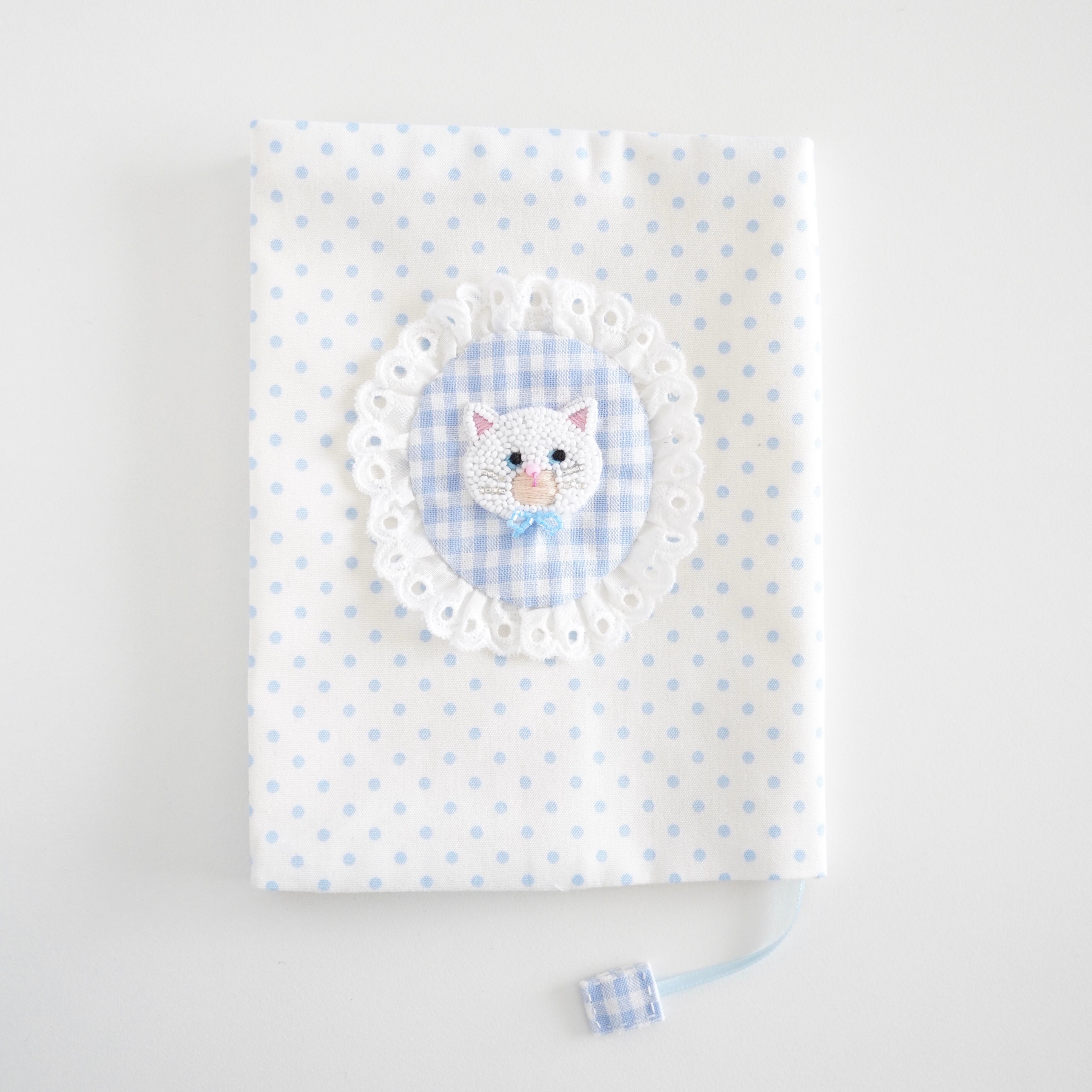 ビーズ刺繍の白猫のブックカバー(水色・白ドット)文庫本サイズ