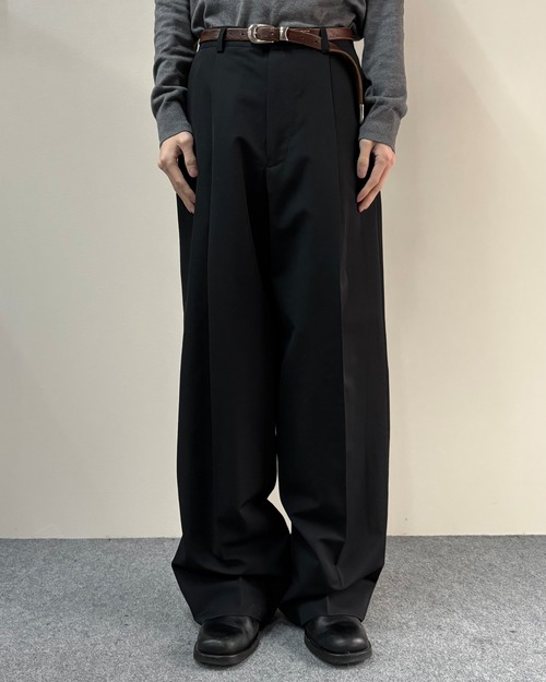 【+(Plūs)】wide 2-pleat trousers/black