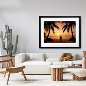 故郷を想うシマウマ｜夕焼けを見つめる癒しのシマウマアートポスター｜南国ビーチの物語を空間に添える一枚｜A4ポスター