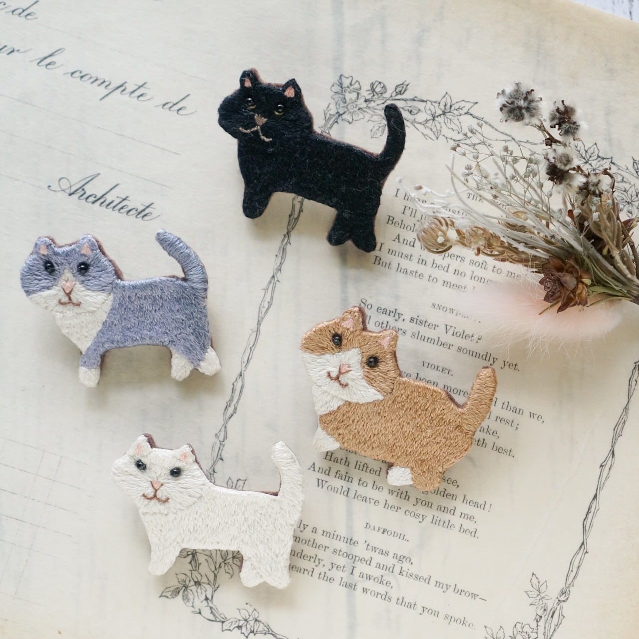 ネコの刺繍ブローチ | 動物の本と雑貨 くまぐま