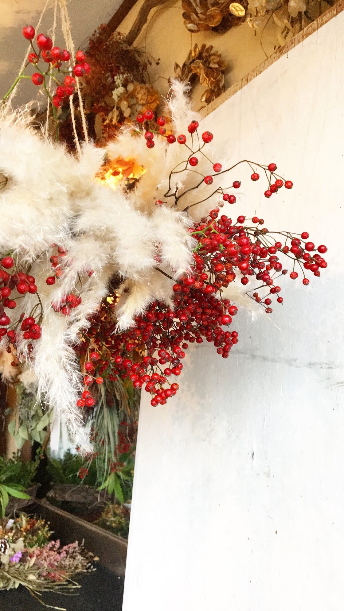 Flying wreath of wild roses and pampas野薔薇の実とパンパスの 