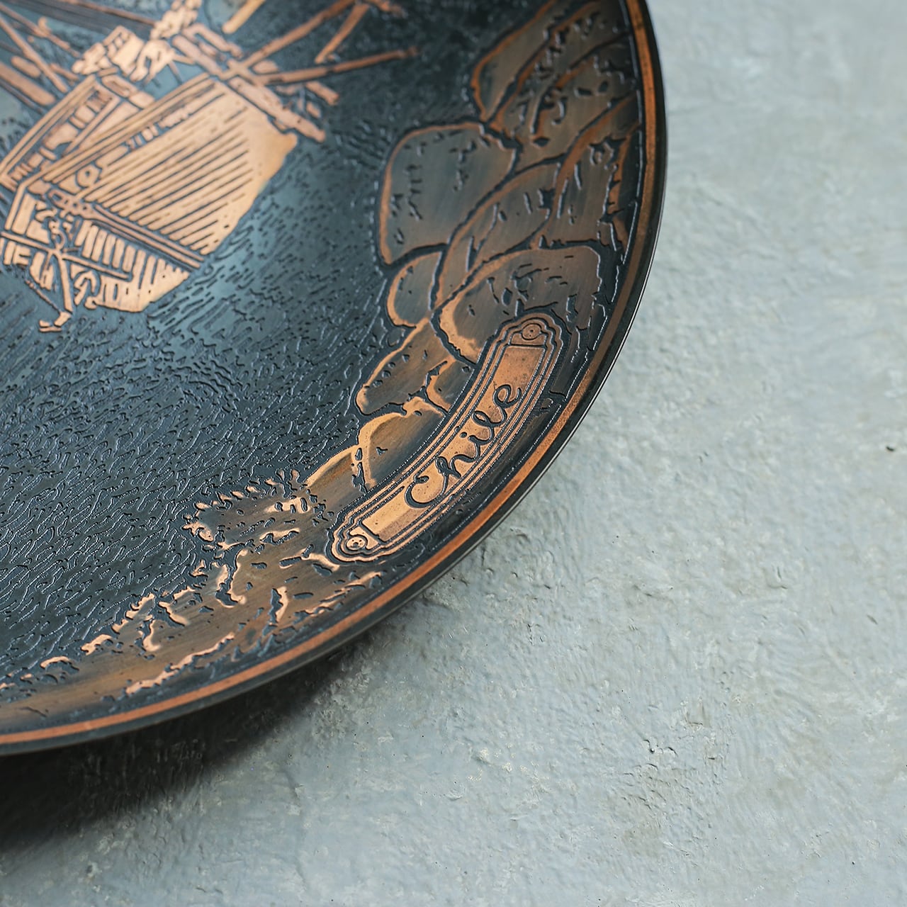 チリから届いた、優雅なボートが美しい銅のプレート | 木と、輝と